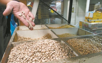 Por desabasto, el frijol se vende hasta en 53 pesos