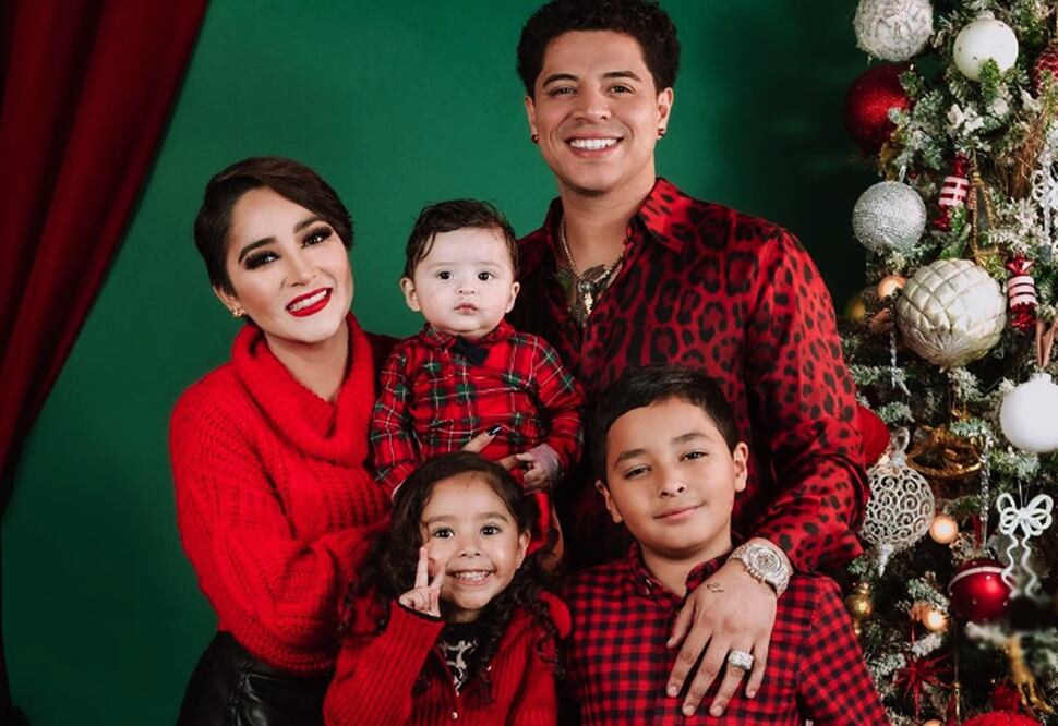 Eduin Caz posa con su exesposa, Daisy Anahy, con sus tres hijos: Eduin Gerardo, Dhasia Geraldine y Christian para una postal navideña.
Foto: Instagram