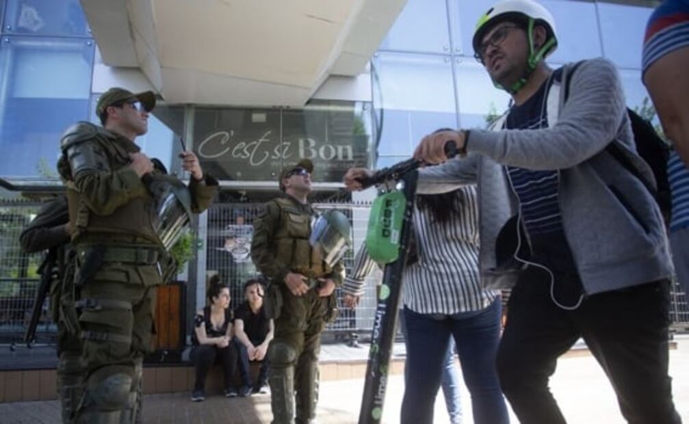 Protestas en Chile alcanzan a barrios acomodados con saqueos y destrozos 