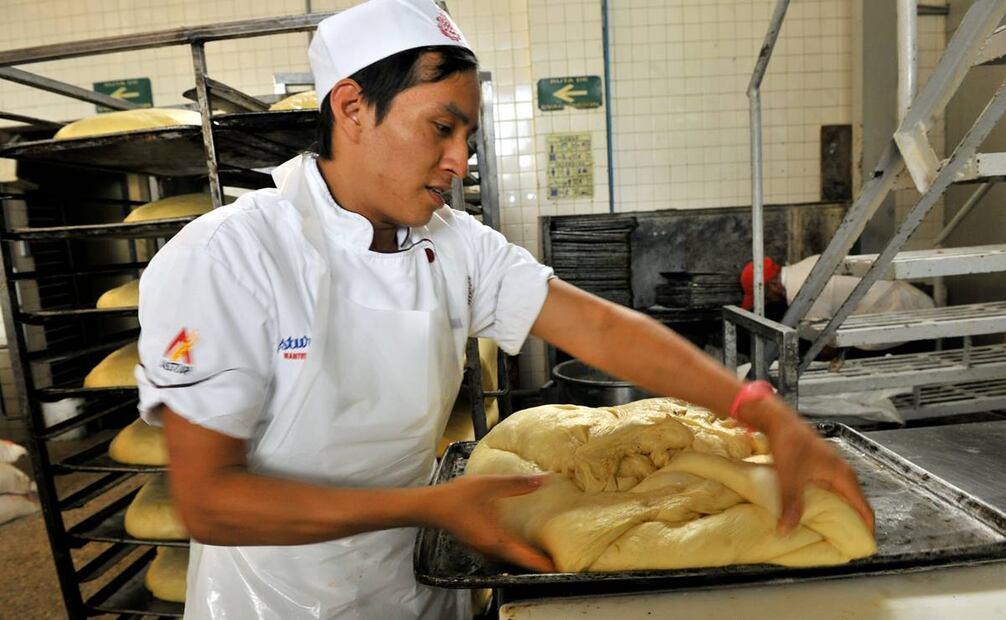 Un aspecto de la panadería que no siempre se comenta es lo demandante que puede ser manipular kilos de masa. Foto: Mario Mejía/EL UNIVERSAL.