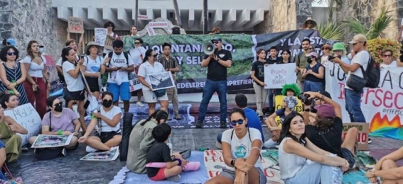 Clausuran simbólicamente oficinas del Fonatur en Cancún; exigen freno al Tramo 5 del Tren Maya