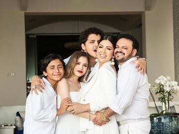 Con amigos y su prometida, Christian Nodal celebra sus 23 años