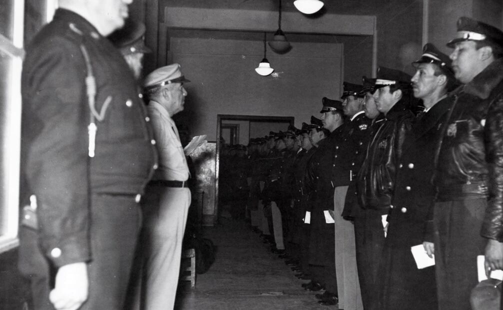 Según afirmó Vázquez G. en 1959, gracias a su iniciativa se implementó la medalla “Policía internacional” para aquellos elementos que alcanzaron una “honrosa antigüedad, actos heroicos en el cumplimiento de su deber o [cumplieron con] servicios o investigaciones distinguidas”. Foto: Colección Carlos Denegri/ESPECIAL.