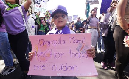 "Mami, tranquila, que hoy todas me cuidan"; las insignias y carteles de la marcha del 8M