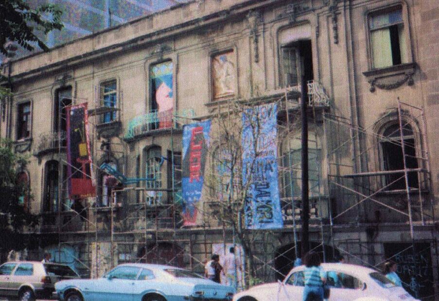 A mediados de 1990 resonó la noticia de que 200 artistas habían "tomado" el Edificio Balmori. Fue un cambio radical, de estar semi abandonado a su momento más enérgico. ESPECIAL.
