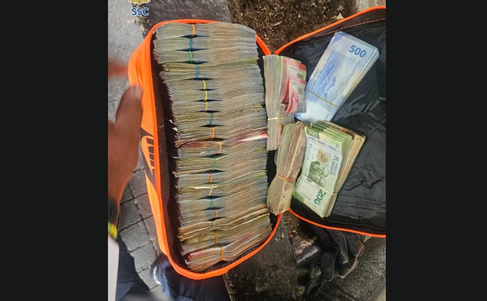 El dinero fue hallado en una mochila color naranja oculta en la cajuela de la unidad (18/07/2025). Foto: Especial 