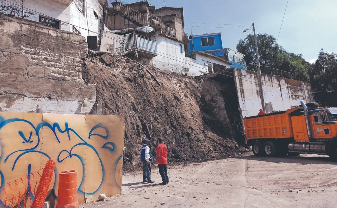 En la colonia San Pedro Barrientos se observa una construcción que parece “un castillo de naipes” por su estructura vulnerable. Foto: de Rebeca Jiménez. EL UNIVERSAL