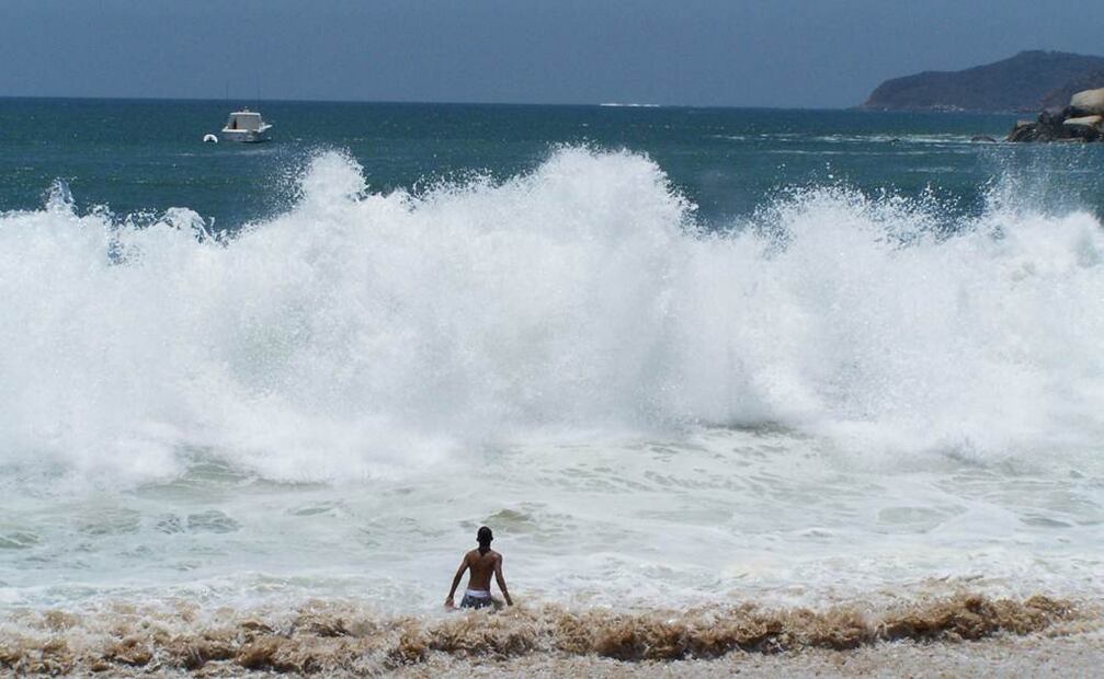 El fenómeno de "Mar de Fondo" que ha afectado los últimos tres días a las costas del Pacifico, aún representa riesgos importantes para personas y establecimientos asentados cerca de las playas (Foto: Archivo)
