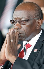 Cesan de por vida a Warner