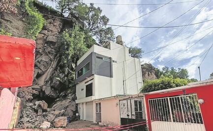 Advierten a vecinos por riesgo de deslizamiento