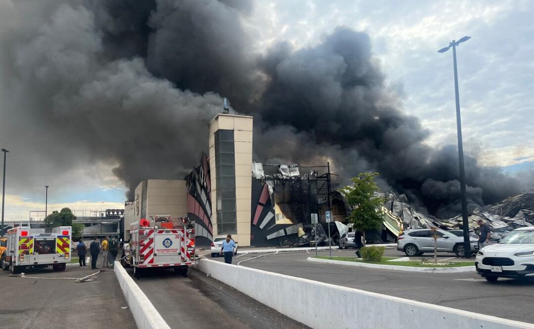 El incendio en la plaza comercial desplomó las instalaciones de un negocio de esparcimiento y un casino, por lo que varios vehículos quedaron atrapados entre los escombros y Alejandro “N”, de 39 años de edad, tuvo que ser trasladado por quemaduras (16/01/2025). Foto: Javier Cabrera Martínez / EL UNIVERSAL