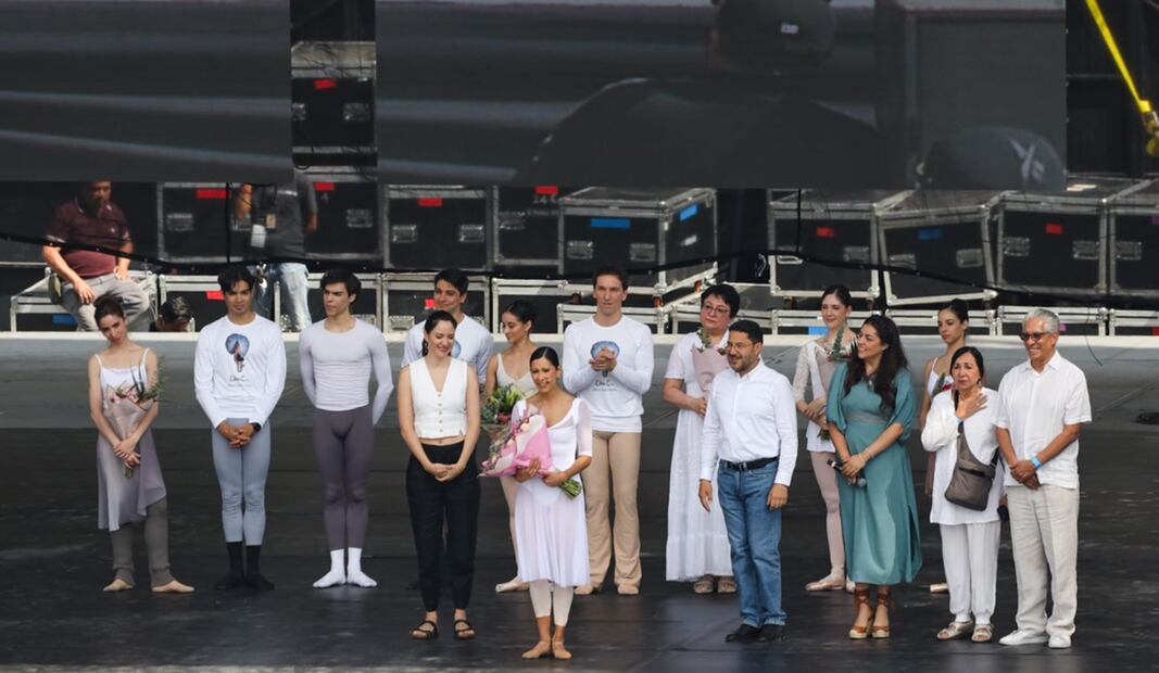 La primera bailarina Elisa Carrillo brindó una clase masiva de ballet en el Zócalo de la Ciudad de México, ante cinco mil bailarinas y bailarines de todas las edades.
Fotos: EL UNIVERSAL / Hugo Salvador