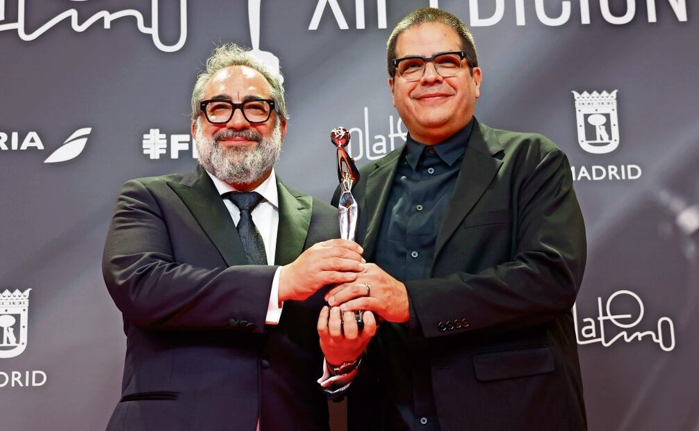 Eu genio Caballero y Carlos Jacques
con su premio por diseño de producción en Pedro Páramo. Foto: EFE