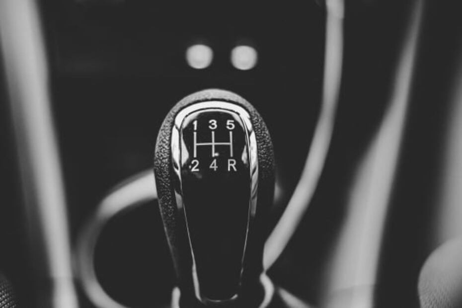 Razones por las que truena la reversa de un auto