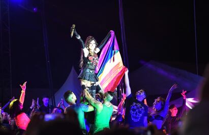 Neza se suelta el cabello y se viste de reina; más de 25 mil gozan con Gloria Trevi en megaconcierto