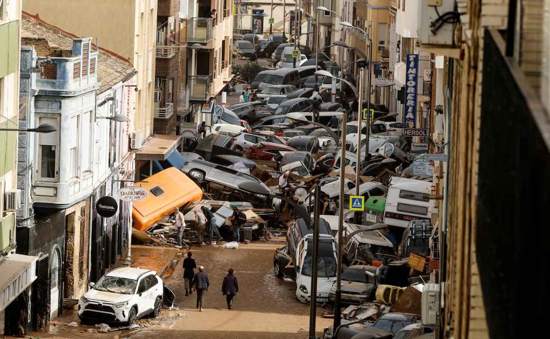 Vehículos amontonados en una calle tras las intensas lluvias de la fuerte dana que afecta especialmente el sur y el este de la península ibérica, este miércoles en Picaña (Valencia). Foto: EFE