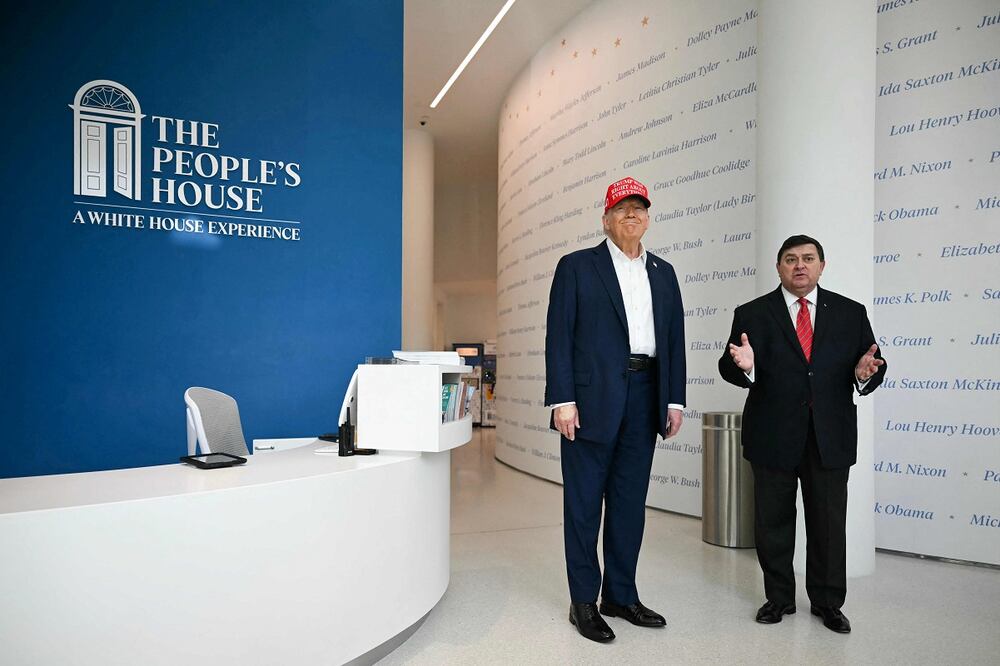 El mandatario de Estados Unidos, Donald Trump,  con el presidente de la Asociación Histórica de la Casa Blanca, Stewart D. McLaurin (der.), en "La Casa del Pueblo", una experiencia inmersiva en la Casa Blanca frente al Edificio de la Oficina Ejecutiva de Eisenhower, durante un recorrido en Washington, D. C. Foto: AFP