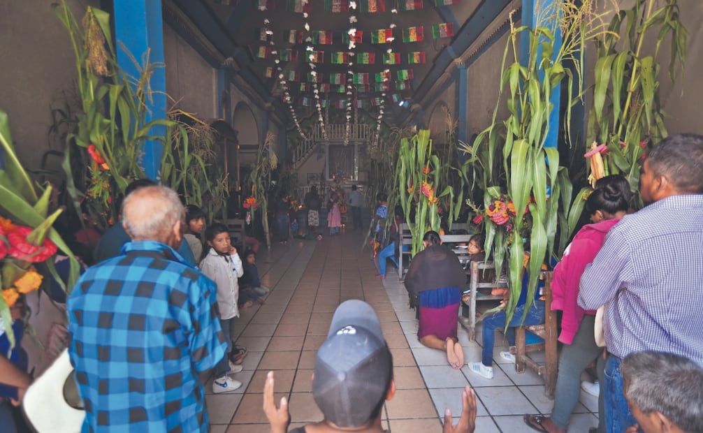 En la iglesia de la comunidad se agradecen las buenas lluvias que lograron levantar la cosecha de maíz, calabaza y frijol. Fotos. de Salvador Cisneros