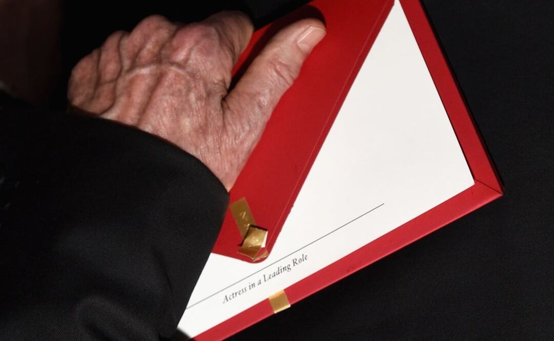 "Actress in Leading Role" se lee en el sobre que sostiene Warren Beatty, Fotografía de Reuters
