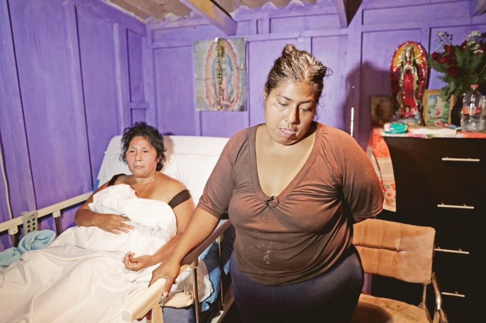 Clara cuida a su madre Beatriz, quien fue recientemente deportada de Estados Unidos. La mujer, de 55 años, trabajó en ese país como cocinera de restaurantes de comida rápida por más de 20 años (Fotos: Iván Stephens / EL UNIVERSAL)