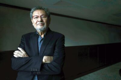 Élmer Mendoza y "No todos los besos son iguales", su libro raro 