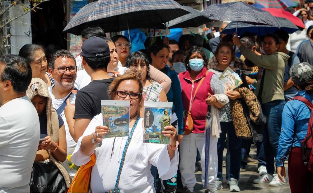 Dos horas en la fila para ver la reliquia de San Judas Tadeo en la Catedral Metropolitana. Foto: Luis Camacho / EL UNIVERSAL