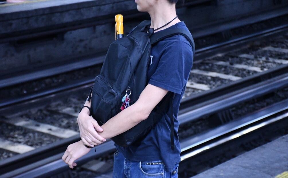 Metro exhorta a los pasajeros cuidar bien sus paraguas para que no caigan en las vías. Foto: Especial