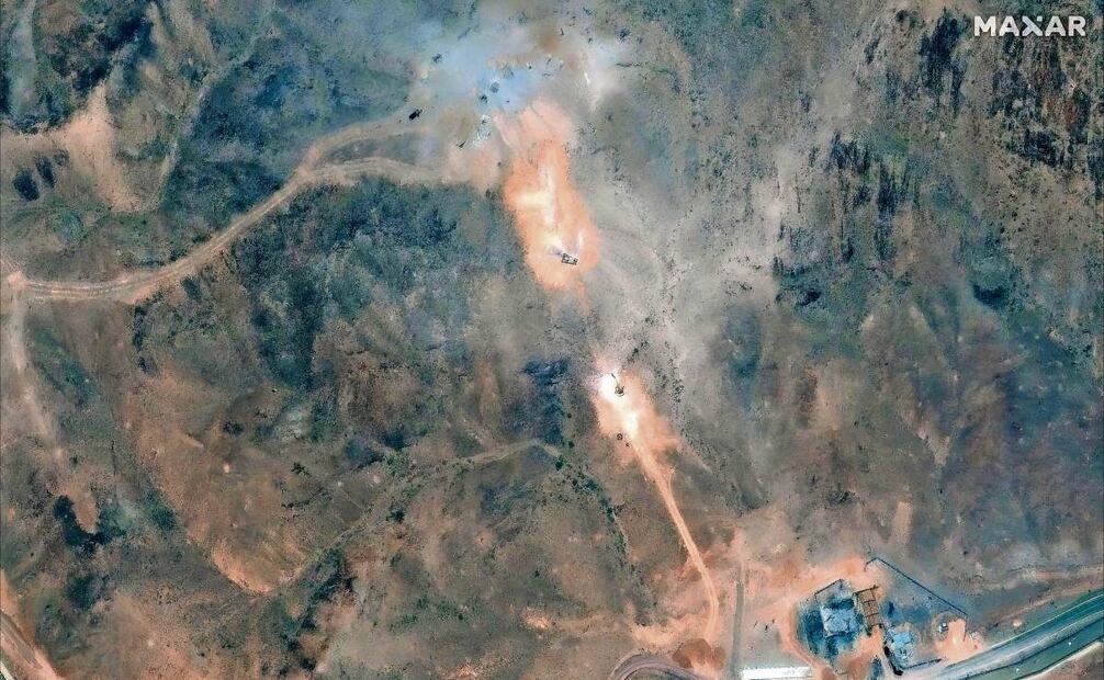 Actividad cerca del edificio perimetral y los cráteres al sur causados por el ataque aéreo estadounidense del 22 de junio contra la Planta de Enriquecimiento Nuclear de Fordow, Irán. Foto: AFP