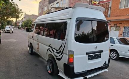 En Tacubaya, operadores usan uniforme y le bajan a la música