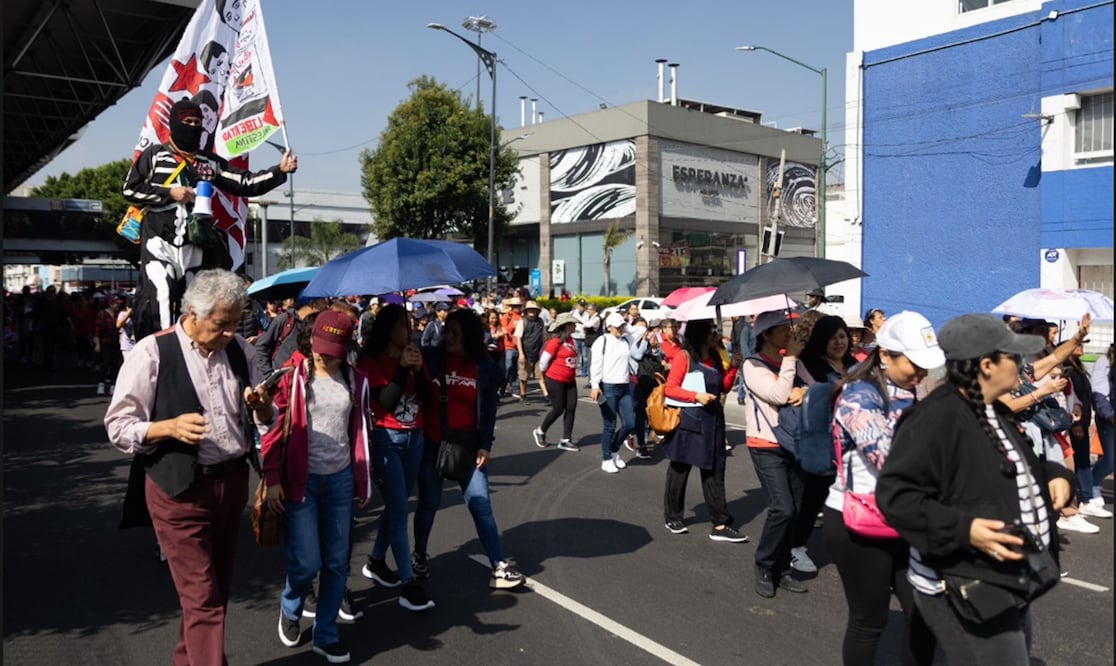 Maestros de la CNTE marchan por Calzada de Tlalpan rumbo a la SEP en la Ciudad de México, el jueves 3 de julio de 2025. Foto: Hugo Salvador/EL UNIVERSAL