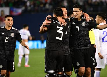 México vence a Chile en el debut del "Tata" Martino