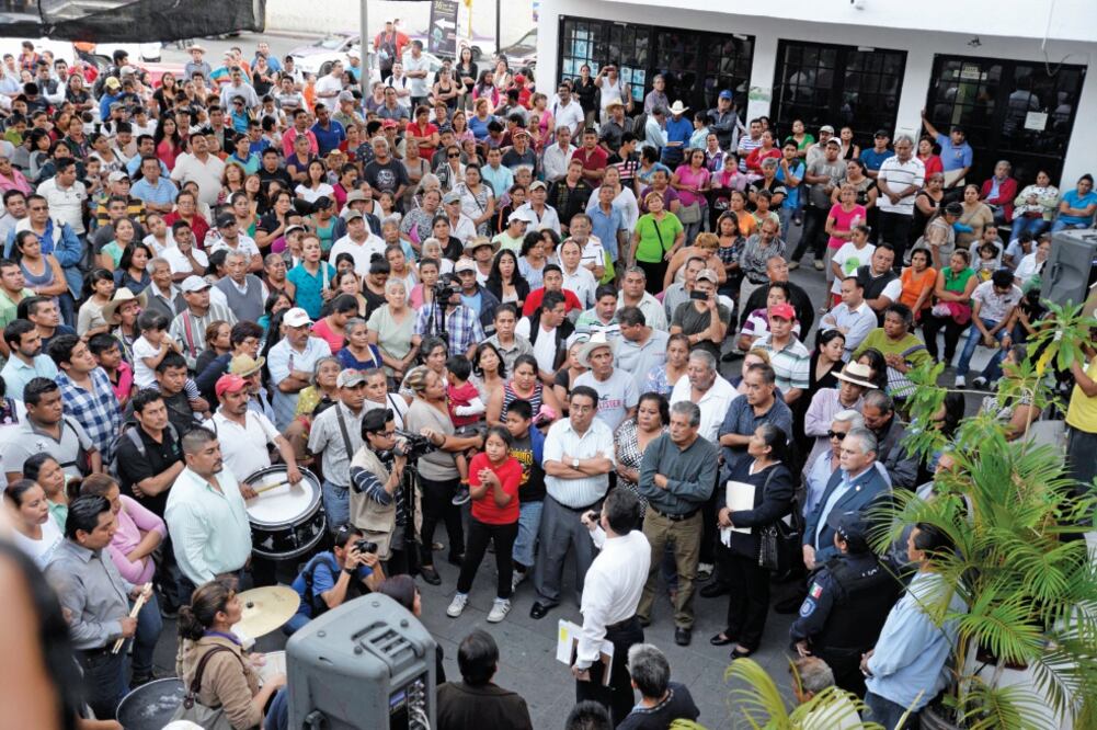 Simpatizantes de Juanita Ocampo, madre de Gisela Mota, se reunieron para impedir la toma de protesta de Irma Camacho (CIUDADANOS MX)