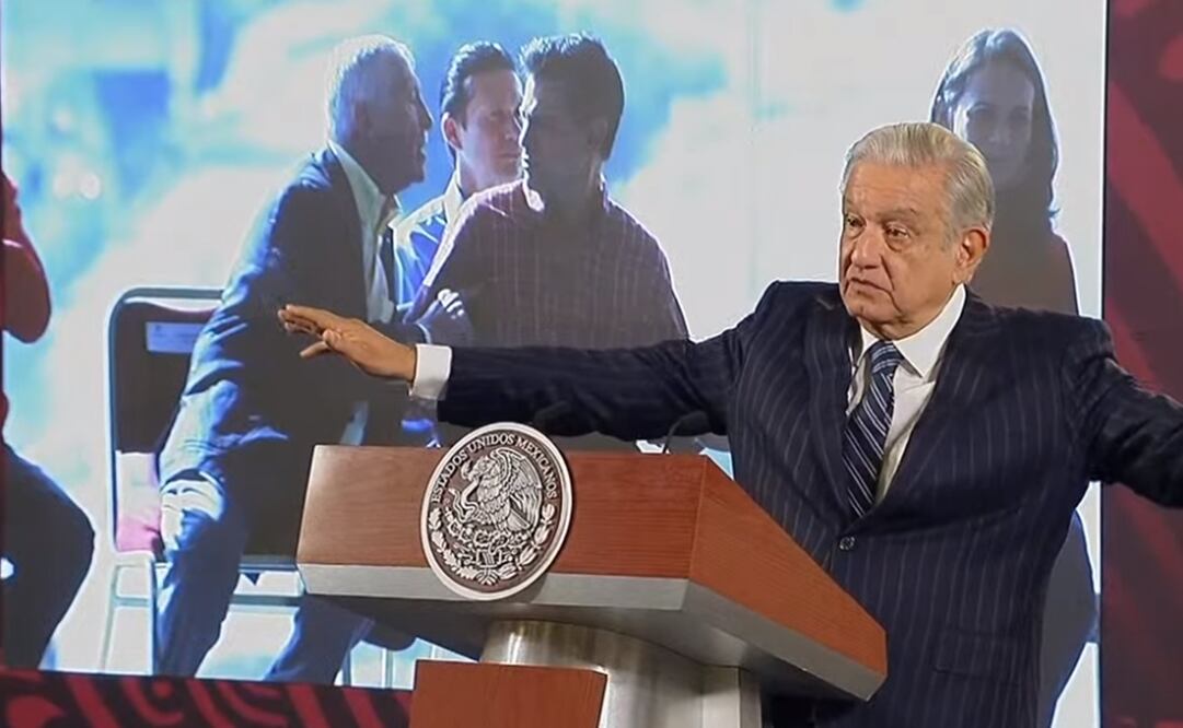 AMLO expone una imagen del expresidente Peña Nieto con un empresario de OHL. Foto: Captura