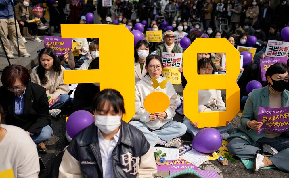 Participantes sostienen símbolos que representan el Día Internacional de la Mujer durante una manifestación en Seúl, Corea del Sur, el 8 de marzo de 2023. Foto: AP 