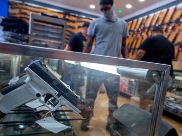 Estadounidenses tienen derecho a portar armas en público, determina la Corte Suprema de EU