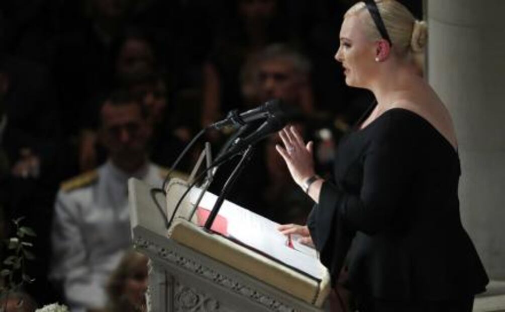 Obama y Bush honran a McCain en funeral; Meghan McCain cuestiona a Trump