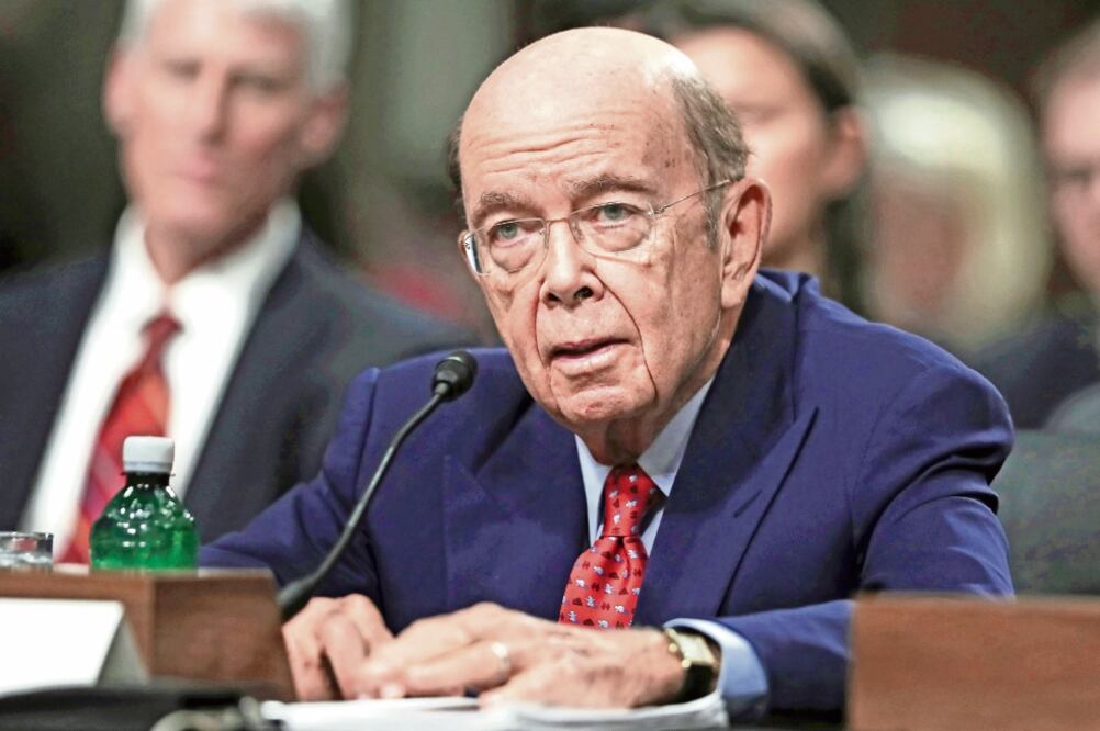 Wilbur Ross, millonario nominado a la Secretaría de Comercio de EU, aseguró ante legisladores que está a favor del libre comercio, “pero del comercio sensato” y abogó por relaciones que respeten los intereses de EU (MANUEL BALCE CENETA. AP)