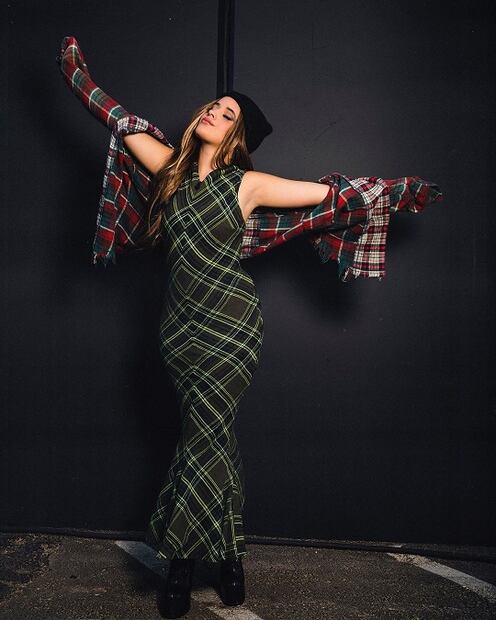 Camila Cabello luce arnés de cuero en auténtico look preppy