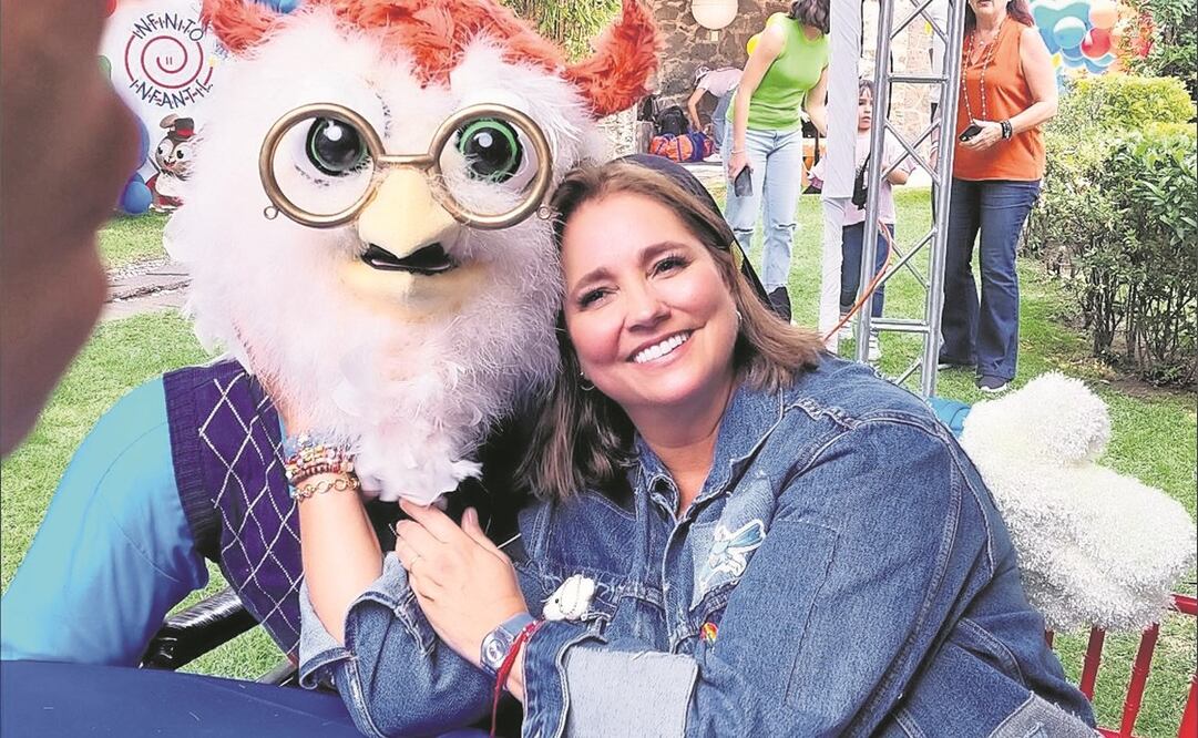Gaby creó varios personajes para contar cuentos que ayuden a los niños a aprender y divertirse; además participan su hija y su novio. Foto: Sughey Baños/ EL UNIVERSAL