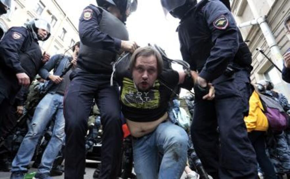 Detienen a más de 800 personas en Rusia en protesta contra reforma de pensiones