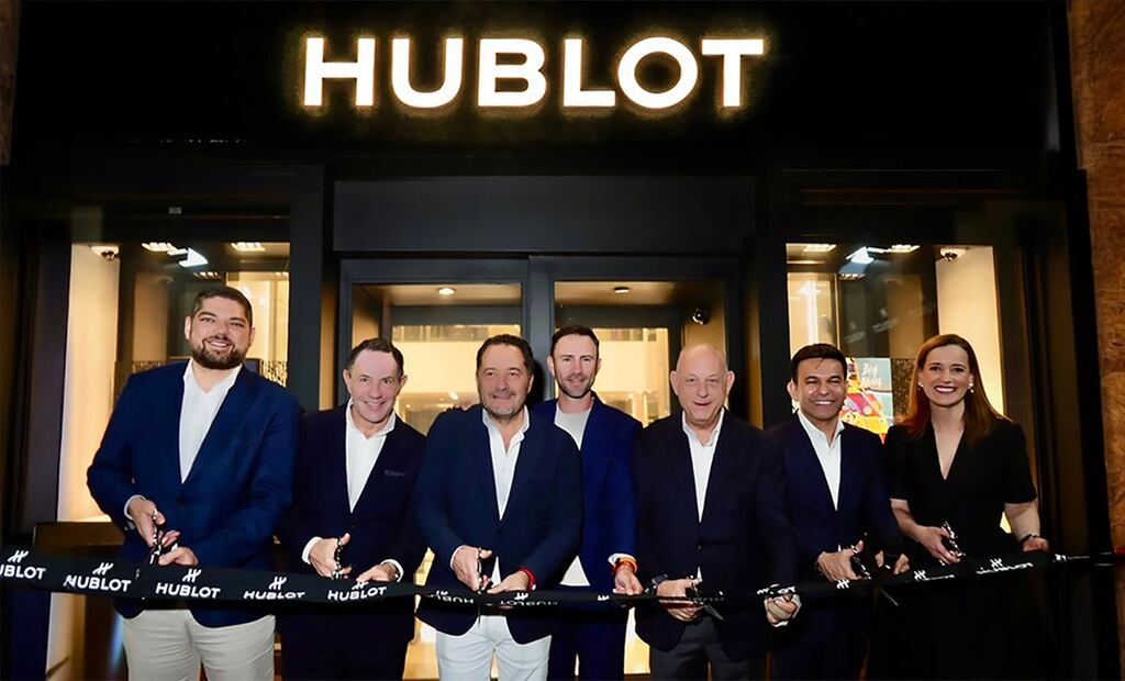 De izquierda a derecha, David Tedeschi, Sergio Berger, Julien Tornare (CEO Hublot), Miguel Layún, Ari Berger, Juan Carlos Suárez y Lucía Calderón en la inauguración de la boutique. Foto: Cortesía Hublot
