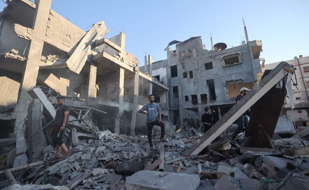 Palestinos inspeccionan los daños tras un ataque israelí contra el campo de refugiados de Bureij, en el centro de la Franja de Gaza, el 23 de julio de 2025. Más de 100 organizaciones humanitarias advirtieron el 23 de julio que la hambruna masiva se extendía por la Franja de Gaza y que sus propios compañeros sufrían gravemente la escasez. Foto: AFP