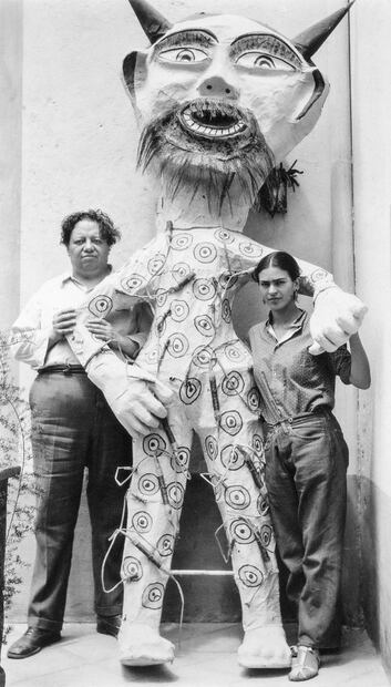 Este es el libro que analiza a Frida Kahlo por sus 152 pinturas y no desde la mercadotecnia