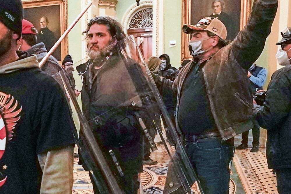 Dominic Pezzola, centro con escudo policial, y otros inconformes al enfrentar a agentes del Capitolio frente al recinto del Senado, el 6 de enero de 2021. Foto: Manuel Balce Ceneta | AP