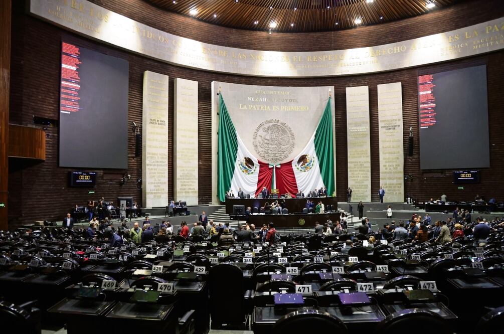 Con una reducida asistencia de legisladores de todos los partidos, ayer se llevó a cabo la última sesión de trabajos legislativos en la sede de la Cámara de Diputados. Foto: Carlos Mejía / EL UNIVERSAL