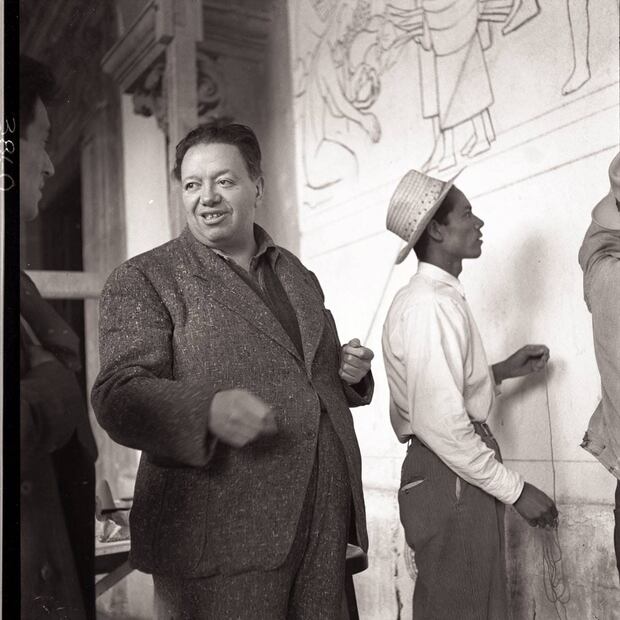 El afamado muralista mexicano Diego Rivera en el Instituto Nacional de Cardiología donde plasmó el mural: La historia de la Cardiología. 1943. Foto: Alejandra Matiz. Acervo de la Fundación Leo Matiz.