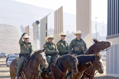 Presentan los 8 prototipos para el muro de Trump