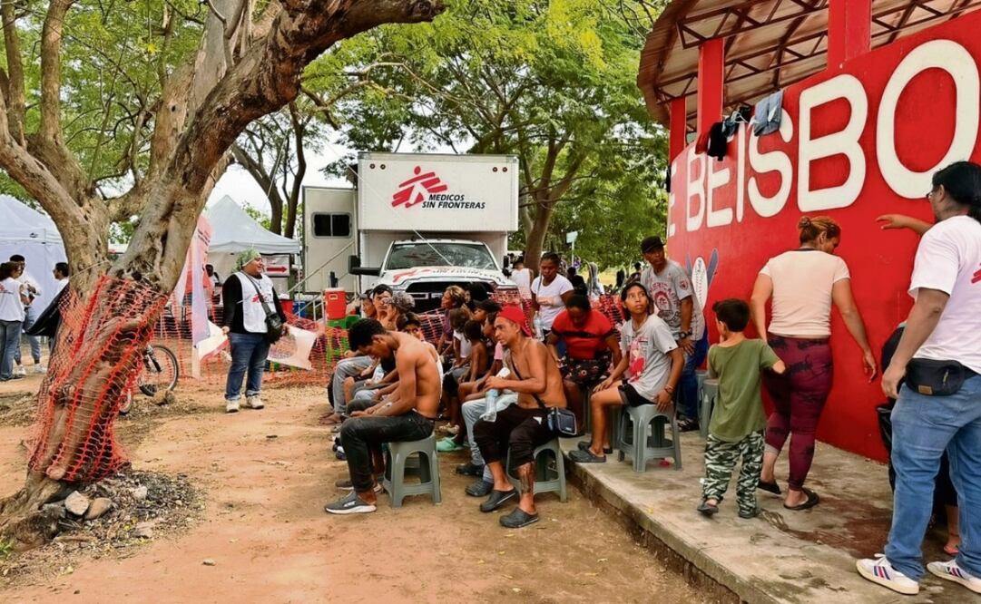 Los migrantes hicieron una parada en un estadio de beisbol en Oaxaca para comer y descansar, mientras Médicos Sin Fronteras atendió a enfermos. Foto: Especial