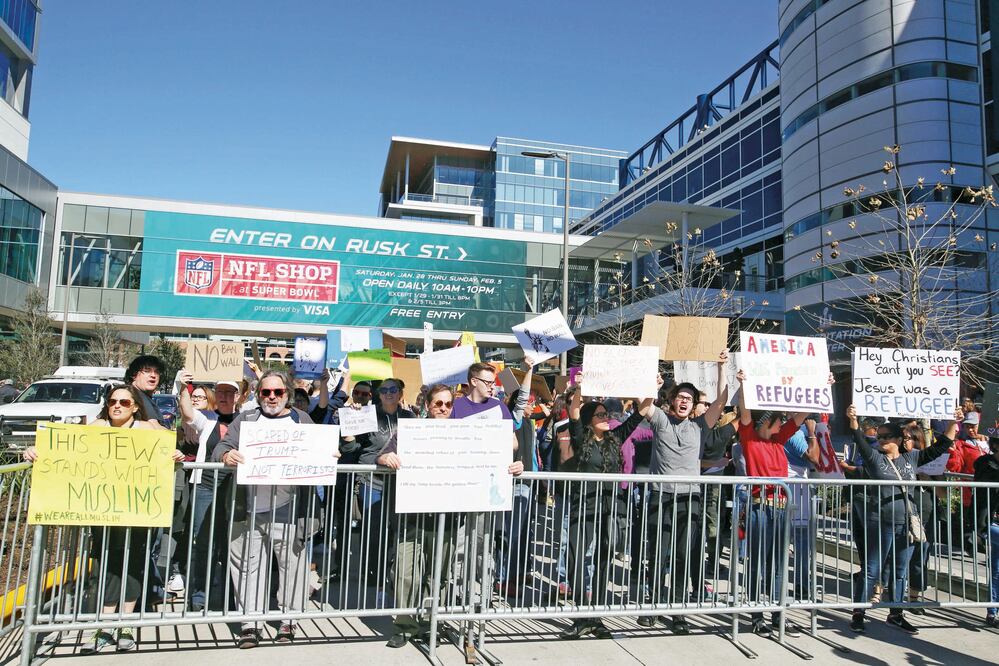 Los días previos al juego hubo protestas contra la política de Trump afuera del estadio, en Houston (TRISH BADGER. REUTERS)