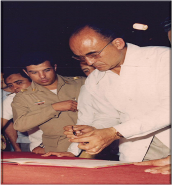 El presidente Luis Echeverría firma el decreto de Constitución del
estado libre y soberano de Quintana Roo